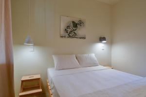 Rooster Guesthouse Rooms客房内的一张或多张床位