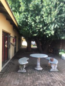 Woodpecker Guesthouse Middelburg Mpumalanga的庭院或其他户外区域