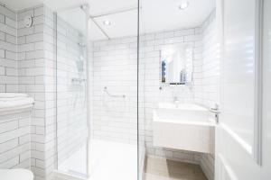 赫尔Toby Carvery Hull by Innkeeper's Collection的白色的浴室设有水槽和淋浴。