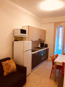 巴多利诺appartamenti vespucci 16的厨房配有白色冰箱和微波炉