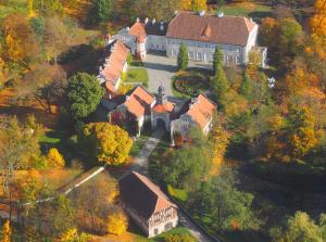 Bartoszyce- Galiny帕拉克加里尼酒店的森林中大房子的空中景观