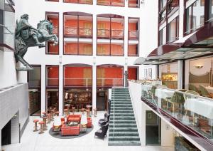 柏林Living Hotel Großer Kurfürst的享有大楼前方楼梯的景致