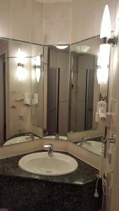 DewichowFerienwohnung Wasserblick的一间带水槽和大镜子的浴室
