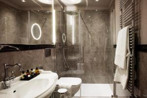 佛罗伦萨The Frame Hotel的带淋浴、盥洗盆和卫生间的浴室