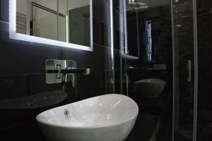 罗马Vatican Luxury Corner的浴室设有白色水槽和镜子