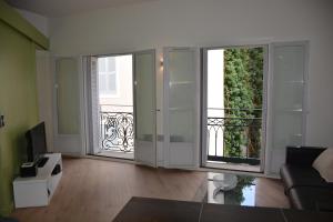 普罗旺斯艾克斯APPART AIX MAZARIN的客厅设有滑动玻璃门和阳台