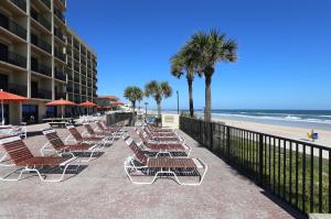奥蒙德海滩Tropic Sun Towers by Capital Vacations的海滩上一排躺椅