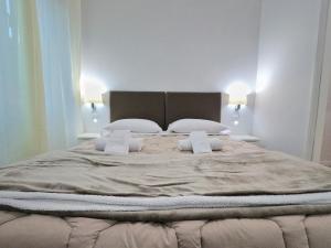 罗马Vatican Luxury Corner的卧室内的一张带两个枕头的大床