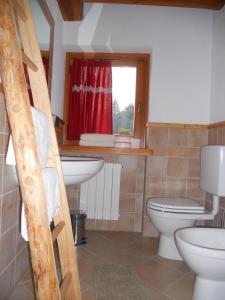 Verrayes奥库尔旅馆的一间带卫生间、水槽和窗户的浴室