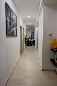 帕多瓦CASAMINA的走廊设有白色墙壁和瓷砖地板