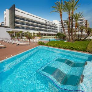 甘迪亚RH Bayren Hotel & Spa 4* Sup的酒店前方的大型游泳池