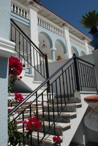 沃尔沃罗Diaporos Hotel的白色楼梯和粉红色鲜花的房子