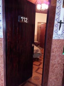 San Antonio PalopóHotel Nuestro Sueño的门,上面有号码在房间