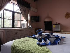 库埃纳瓦卡乐斯特拉瑟斯博尼塔别墅酒店的一间卧室配有带梳妆台和窗户的床。
