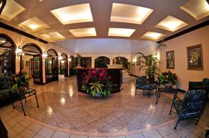 Quesada埃托卡诺温泉度假酒店的大厅,在大楼里摆放椅子和鲜花
