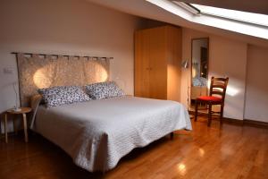 温贝尔蒂德Camere Sotto le Stelle的卧室配有一张床和一张桌子及椅子