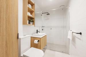 Ilixir Apartments by Ready Set Host的一间浴室