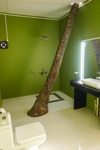 帕特南Abidal Resort的浴室里有一棵树从墙上长出来