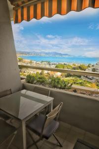 卢贝新城Apartment hotel Luxe climatisé vue mer magnifique étage 11的阳台配有桌椅,享有海景。