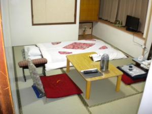 旭川米玛特苏索旅馆的小房间设有一张床和一张桌子