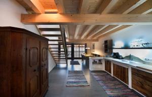 基姆高地区阿绍Marchlhof的一间带木制天花板和楼梯的大厨房