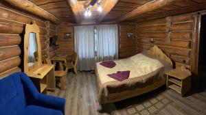 亚列姆切Nebokrai的小木屋内的卧室,配有一张床和一张书桌