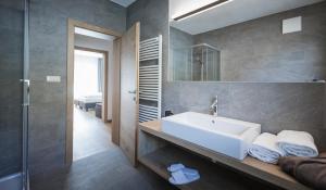 坎波图雷斯Residence Margareth的浴室配有白色水槽和淋浴。