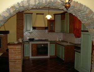BossolascoBricco di Sant' Eufemia的绿柜厨房内的拱门