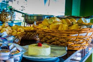 卡皮托利乌巴拉奈里奥拉古酒店的一张桌子,上面有一篮面包和一块蛋糕