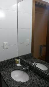 法罗皮利亚Hotel Concatto的浴室柜台设有两个盥洗盆和镜子