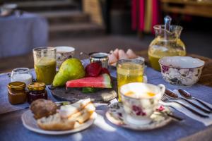 圣佩德罗·德·阿塔卡马Hotel Desertica的桌上放有水果盘和咖啡