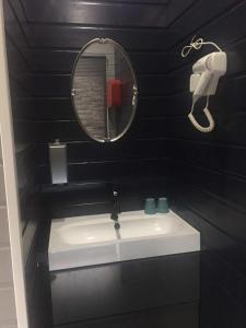 布鲁日Kuai Guestroom Brugge的黑色浴室设有水槽和镜子