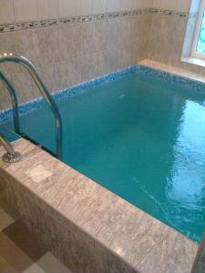 图利斯基Tulskiy Pryanik Home的浴室里有一个蓝色的大池子