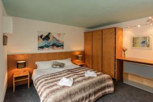 圣安东阿尔贝格Ibex Lodge的一间卧室配有一张床,上面有两条毛巾