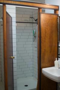 纽约因特费斯度假旅舍的带淋浴和盥洗盆的浴室