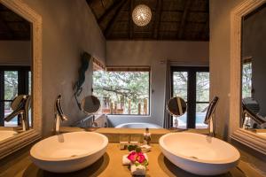 巴卢莱自然保护区Naledi Lodges的浴室设有2个水槽和2面镜子