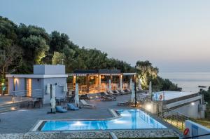 塞沃塔Aqua Oliva Resort Syvota的一座带游泳池和大楼的度假村