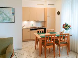 岑平Apartment Fridolin的厨房以及带桌椅的用餐室。