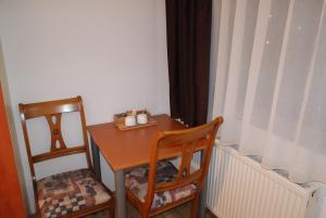 波亚纳布拉索夫维拉索丽娜酒店的一张带两把椅子的小桌子和一张带散热器的桌子