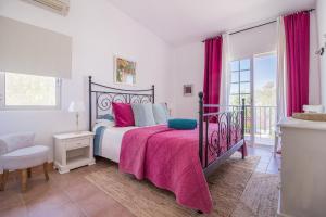 阿尔曼萨Farm of Dreams Algarve的一间卧室配有一张带粉色毯子的床