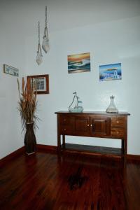 普普科亚夏威夷卡拉尼私人乡村民宿的一间设有木桌和花瓶的房间