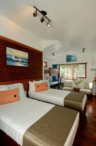 普普科亚夏威夷卡拉尼私人乡村民宿的一间带两张床的卧室和一间客厅