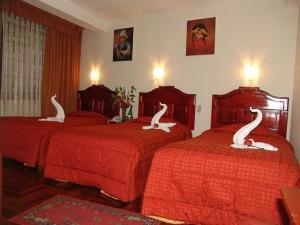 库斯科因卡伊拉酒店的酒店客房带两张床,还有天鹅