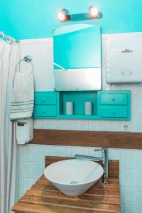 埃斯特角城RocaMar Hostel Boutique的一间带水槽和镜子的浴室