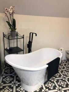 卡托维兹LivingRoom 4B self Check-in 24h的浴室内设有大型白色浴缸。