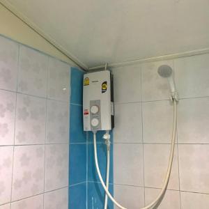 利邦岛利邦海滩度假酒店的带淋浴的浴室,浴室的软管连接着墙壁