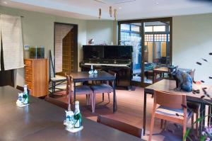 京都宿屋西阵庄旅馆的客厅配有钢琴和桌椅
