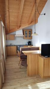 瓦莱迪卡谢斯Hotel Gsieserhof的厨房配有木制橱柜和木桌。