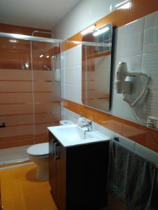 贝尔蒙特Casa la Isabelica的一间带水槽、卫生间和镜子的浴室