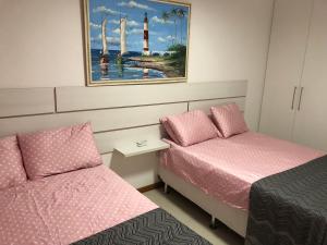 萨尔瓦多Luxury 3 Bedroom Apartment - Barra的一间带两张床的卧室和一个灯塔